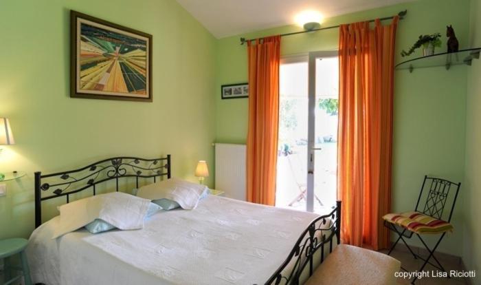 Les Hotes De La Combe Mouis Creissan Room photo