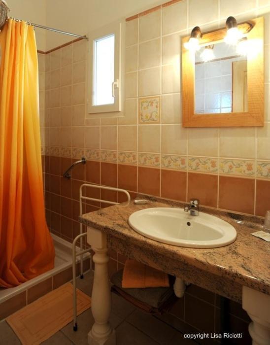 Les Hotes De La Combe Mouis Creissan Room photo