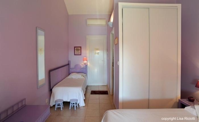 Les Hotes De La Combe Mouis Creissan Room photo