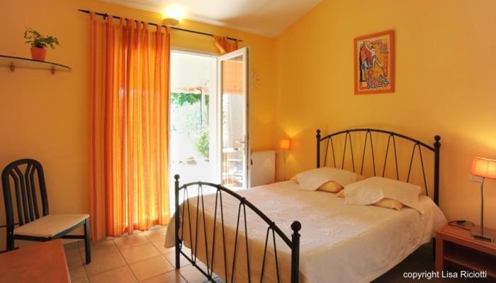 Les Hotes De La Combe Mouis Creissan Room photo