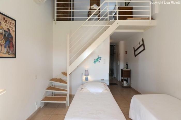 Les Hotes De La Combe Mouis Creissan Room photo